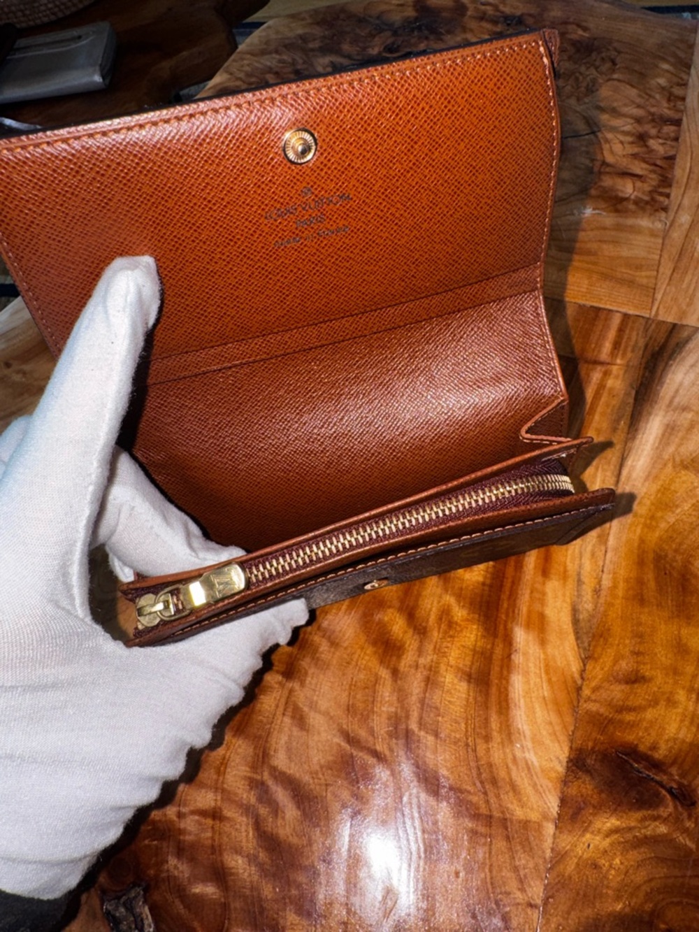 - Louis Vuitton Monogram Porte
Monnaie Billets Tresor Bifold
Wallet authentic - Picture 9 of 16